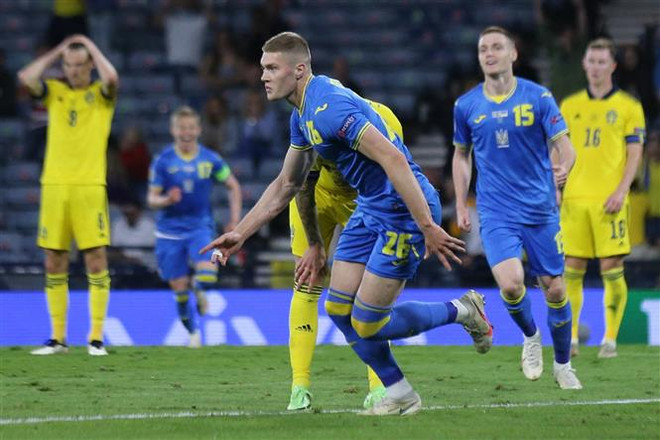 Thẻ đỏ nghiệt ngã, Thụy Điển thất bại cay đắng phút bù giờ ảnh 2