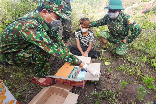 Hồ Văn Quy cùng tang vật ma túy bị lực lượng chức năng bắt giữ. (Nguồn: VOV) Bắt giữ đối tượng trong đường dây buôn ma túy từ Lào về Việt Nam ảnh 1