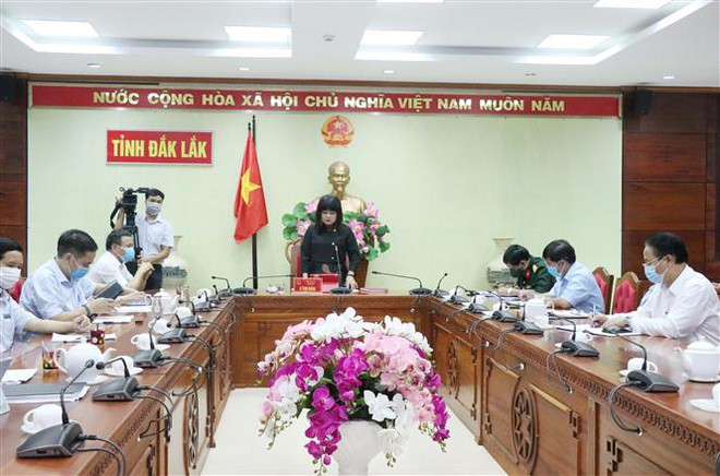 Bà H’Yim Kđoh, Phó chủ tịch Ủy ban Nhân dân tỉnh Đắk Lắk, phát biểu tại cuộc họp về tình hình dịch bệnh COVID-19. (Ảnh: Tuấn Anh/TTXVN) Nhiều địa phương phong tỏa, truy vết cách ly, tăng cường phòng dịch ảnh 3