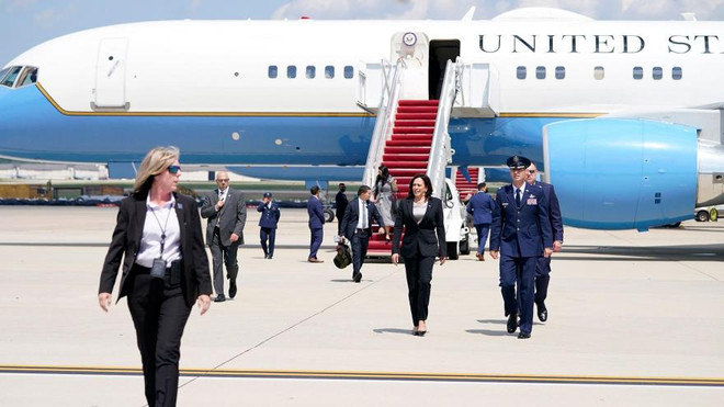 Máy bay chở Phó Tổng thống Mỹ gặp sự cố, phải quay đầu hạ cánh ảnh 1