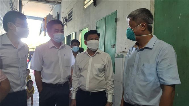 Thứ trưởng Bộ Y tế Nguyễn Trường Sơn kiểm tra thị sát khu nhà trọ tại phường phường Bình Hòa, thành phố Thuận An, tỉnh Bình Dương. (Ảnh: Văn Hướng/TTXVN) Đoàn công tác Bộ Y tế kiểm tra công tác chống dịch tại Bình Dương ảnh 1