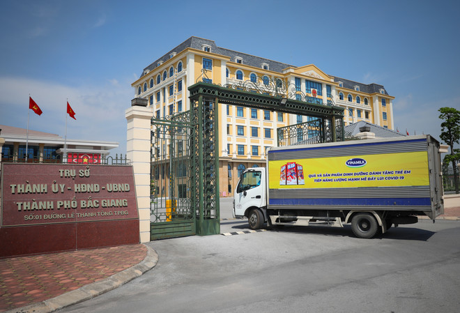 Vinamilk tặng sữa và 3.000 phần quà cho trẻ em đang cách ly ảnh 4