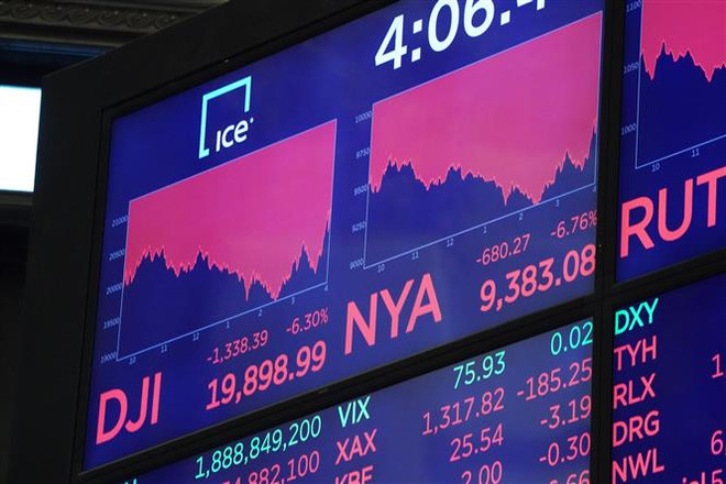 Bảng chỉ số chứng khoán tại Sàn giao dịch chứng khoán New York, Mỹ. (Nguồn: AFP/TTXVN) Fed giữ nguyên lãi suất, chứng khoán Mỹ phiên 16/6 giảm điểm ảnh 1