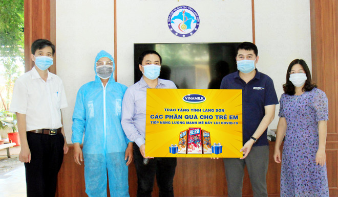 Vinamilk tặng sữa và 3.000 phần quà cho trẻ em đang cách ly ảnh 1