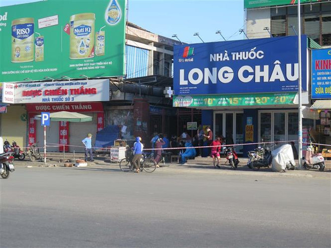 Tuyến đường đi vào chợ Ga Vinh bị phong tỏa ngay sau khi phát hiện trường hợp dương tính với SARS-CoV-2 có liên quan. (Ảnh: Nguyễn Văn Nhật/TTXVN) Nhiều địa phương phong tỏa, truy vết cách ly, tăng cường phòng dịch ảnh 2