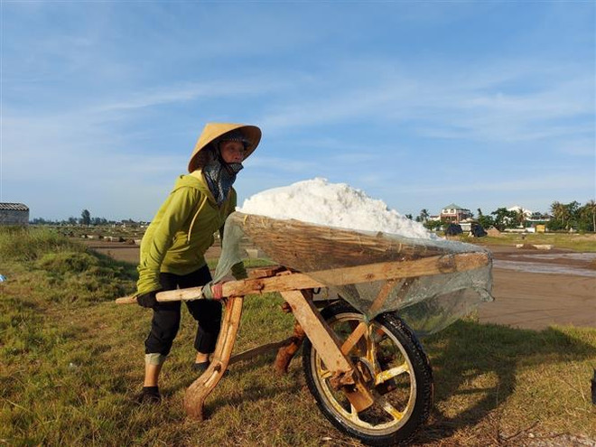 Nắng nóng ở khu vực Trung Bộ còn kéo dài đến giữa tháng Sáu ảnh 1