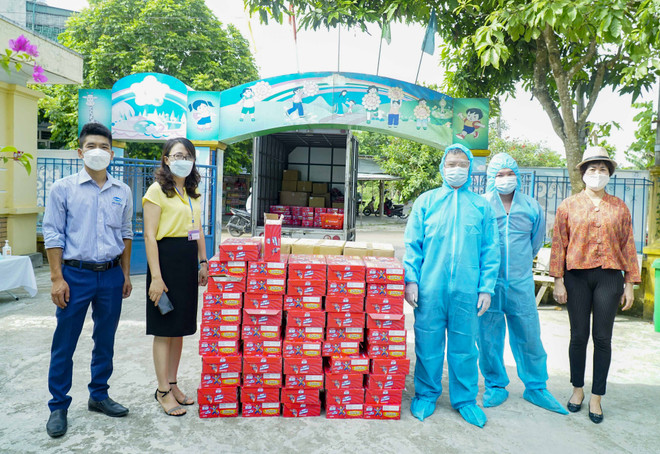 Vinamilk tặng sữa và 3.000 phần quà cho trẻ em đang cách ly ảnh 2