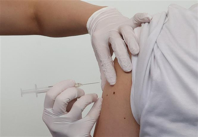 Tiêm chủng vaccine ngừa COVID-19. (Nguồn: AFP/TTXVN) Australia: Vaccine công nghệ mRNA sẵn sàng thử nghiệm lâm sàng ảnh 1