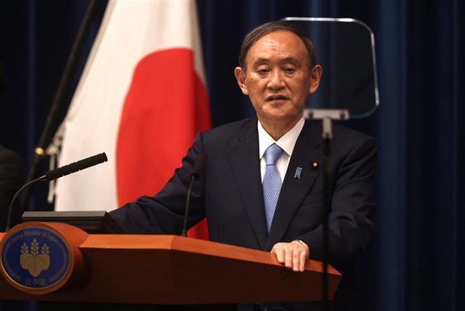 Thủ tướng Nhật Bản Yoshihide Suga tại cuộc họp báo ở Tokyo. (Nguồn: AFP/TTXVN) Nhật Bản trở thành quốc gia đóng góp lớn thứ hai cho COVAX ảnh 1