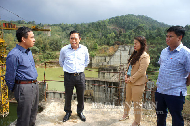 Ông Hồ Tiến Thiệu, Phó Bí thư Tỉnh ủy, Chủ tịch Ủy ban Nhân dân tỉnh, kiểm tra thực địa Dự án thủy điện Bắc Giang. (Nguồn: Báo Lạng Sơn) Sai phạm tại dự án thủy điện Bắc Giang: Sớm có giải pháp tháo gỡ ảnh 1