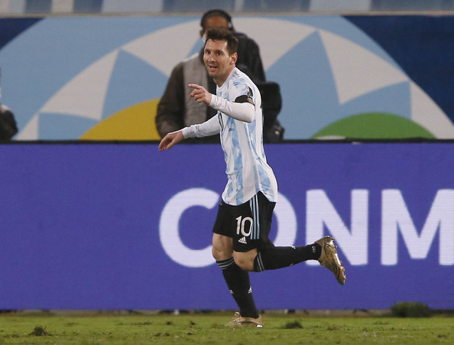 Messi lập cú đúp vào lưới Bolivia (Nguồn: Getty) Messi đón kỷ lục bằng cú đúp bàn thắng, Uruguay hạ gục Paraguay ảnh 1