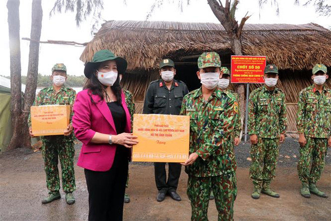 Phó Chủ tịch nước thăm lực lượng chống dịch ở biên giới Tây Nam ảnh 1