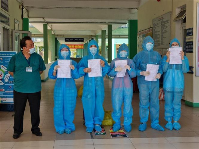 Bệnh viện Phổi Đà Nẵng công bố khỏi bệnh và cho xuất viện 5 bệnh nhân mắc COVID-19. (Nguồn: TTXVN phát) Đà Nẵng, Hải Dương: 22 bệnh nhân COVID-19 được công bố khỏi bệnh ảnh 1