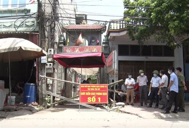Chốt kiểm soát phòng dịch số 1 tại thị trấn Yên Mỹ. (Ảnh: Đinh Tuấn/TTXVN) Hưng Yên có thêm 2 ca dương tính với SARS-CoV-2 ở thị trấn Yên Mỹ ảnh 1