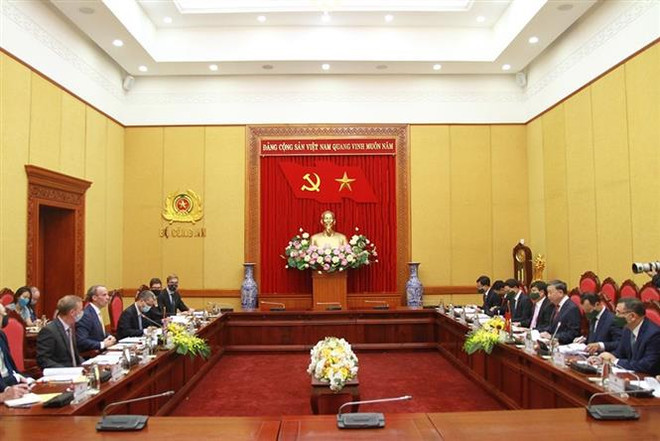 Bộ trưởng Bộ Công an Tô Lâm tiếp Bộ trưởng thứ nhất, Bộ trưởng Bộ Ngoại giao và Phát triển Liên hiệp Vương quốc Anh và Bắc Ireland Dominic Raab sang thăm chính thức Việt Nam. (Ảnh: TTXVN phát) Thúc đẩy hợp tác giữa cơ quan pháp luật Anh với Bộ Công an Việt Nam ảnh 1