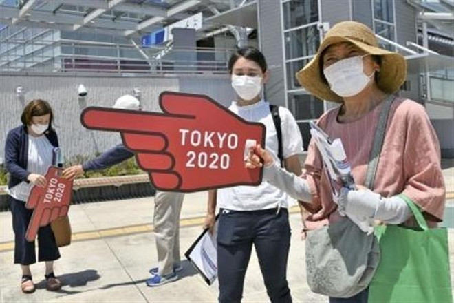 Hướng dẫn cho các tình nguyện viên phục vụ Olympic Tokyo tại Iwaki, tỉnh Fukushima, Nhật Bản, ngày 11/6/2021. (Nguồn: Kyodo/TTXVN) Olympic Tokyo 2020: Thủ tướng Nhật Bản để ngỏ kịch bản không khán giả ảnh 1