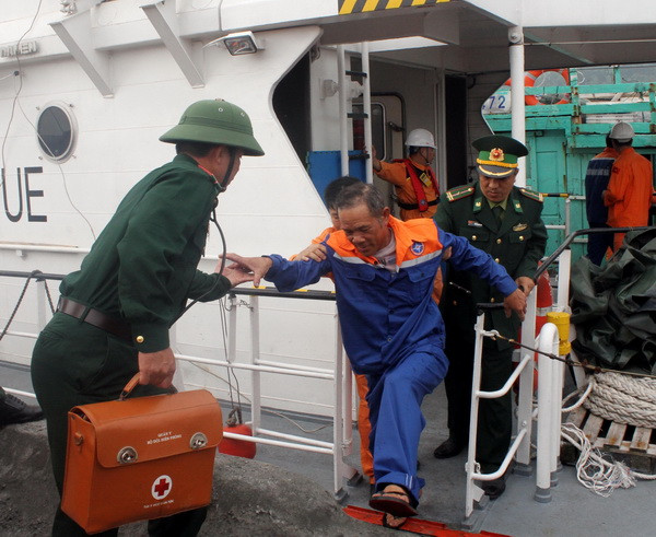 Nghệ An: Tàu cá bị hỏng máy, 13 thuyền viên gặp nạn trên biển ảnh 1