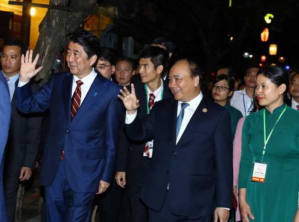 Thủ tướng Nguyễn Xuân Phúc và Thủ tướng Abe tham quan phố cổ Hội An ảnh 2