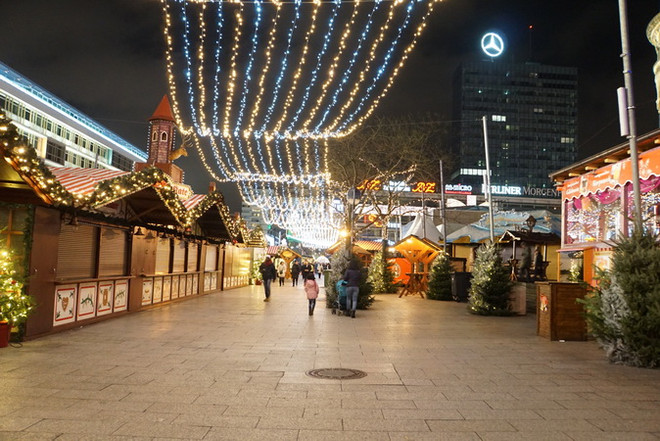 Gạt đi nỗi lo khủng bố, chợ Giáng sinh ở Đức đồng loạt mở cửa ảnh 1