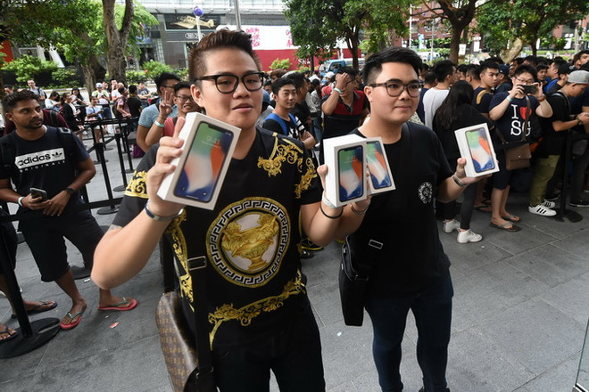 Cả thế giới chào đón điện thoại iPhone X trong ngày mở bán ảnh 1