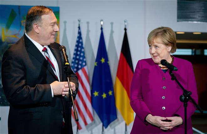 Thủ tướng Đức Angela Merkel (phải) trong cuộc gặp Ngoại trưởng Mỹ Mike Pompeo (trái) trong cuộc họp báo tại Berlin, Đức ngày 8/11/2019. (Nguồn: AFP/TTXVN) Brexit khiến người Đức có 'cuộc hôn nhân' không hạnh phúc với Pháp ảnh 2