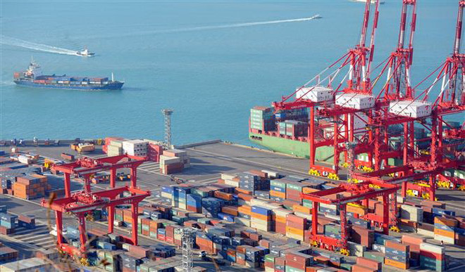 Container hàng hóa được xếp tại cảng ở Busan, Hàn Quốc. (Nguồn: AFP/TTXVN) Nhật Bản có thể sắp dỡ bỏ các hạn chế xuất khẩu đối với Hàn Quốc ảnh 1