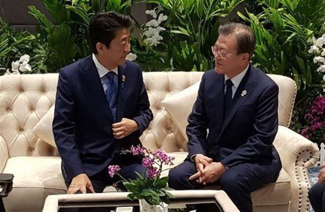 Thủ tướng Nhật Bản Shinzo Abe (trái) và Tổng thống Hàn Quốc Moon Jae-in (phải) tại cuộc gặp ở Bangkok, Thái Lan ngày 4/11/2019. (Nguồn: Yonhap/TTXVN) Tổng thống Hàn Quốc vẫn giữ hy vọng mong manh về GSOMIA ảnh 1