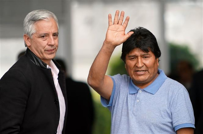 Cựu Tổng thống Bolivia Evo Morales (phải) tới sân bay thủ đô Mexico City, Mexico ngày 12/11/2019. (Nguồn: THX/TTXVN) Bolivia: Ông Morales lên án việc thượng nghị sỹ tuyên thệ nhậm chức ảnh 1