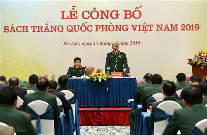 Thượng tướng Nguyễn Chí Vịnh, Thứ trưởng Bộ Quốc phòng, trả lời câu hỏi của phóng viên các cơ quan báo chí trong nước và quốc tế. (Ảnh: Dương Giang/TTXVN) Sách trắng Quốc phòng: Xây dựng lòng tin với các quốc gia bạn bè ảnh 1