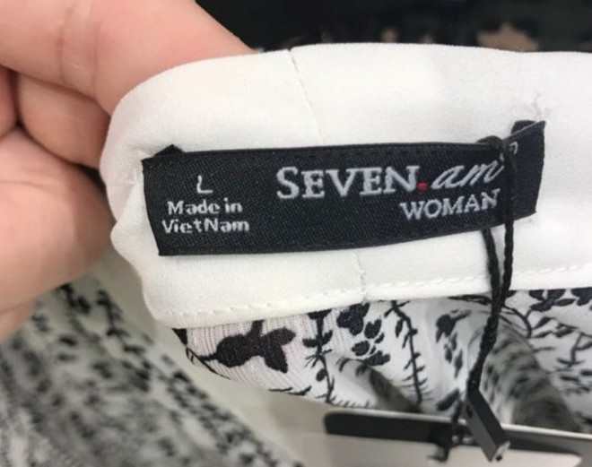 Trên tem của sản phẩm thời trang SEVEN.am ghi xuất xứ Made in Vietnam. (Nguồn: Quản lý thị trường) Tạm giữ hơn 9.000 sản phẩm quần áo thương hiệu SEVEN.am ảnh 1