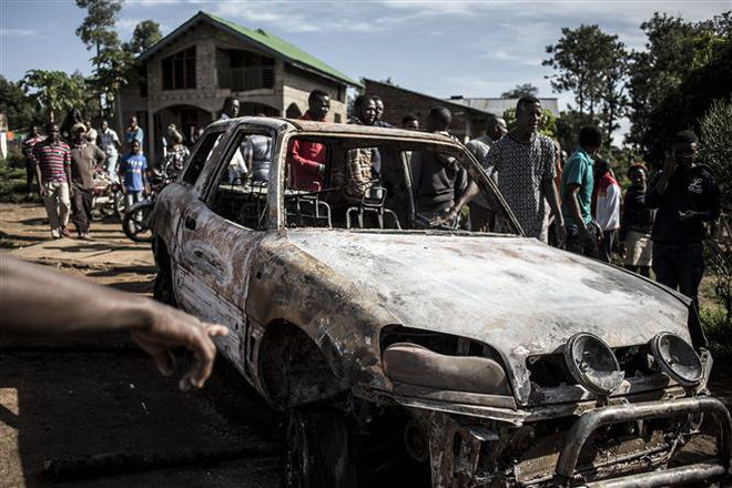 Hiện trường một vụ tấn công tại Beni, Cộng hòa Dân chủ Congo. (Nguồn: AFP/TTXVN) Súng nổ dữ dội bên ngoài căn cứ Liên hợp quốc tại CHDC Congo ảnh 1