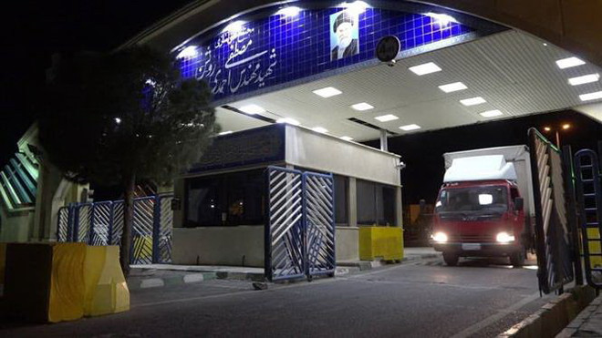 Phương tiện chở nhiên liệu UF6 rời nhà máy làm giàu urani Natanz ở tỉnh Isfahan, miền Trung Iran, tới cơ sở hạt nhân Fordow của nước này ngày 6/11/2019. (Nguồn: AFP/TTXVN) Iran lên án Mỹ chấm dứt lệnh miễn trừng phạt cơ sở hạt nhân Fordow ảnh 1