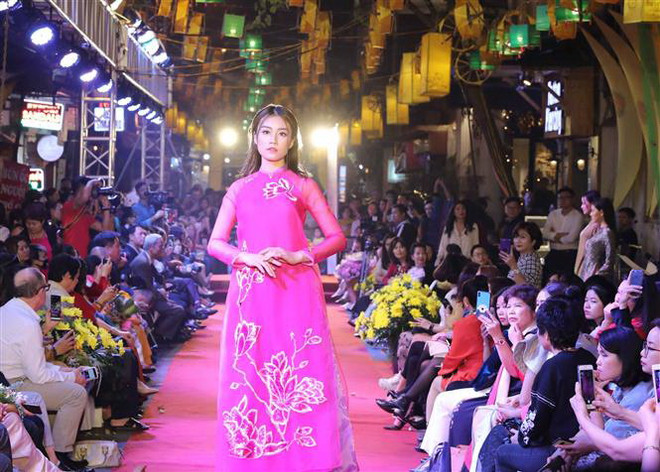 Trình diễn trang phục lụa tơ tằm. (Ảnh: Thanh Tùng/TTXVN) Hà Nội: Trải nghiệm nghệ thuật với chuỗi sự kiện văn hóa 'Tiếng tơ' ảnh 2