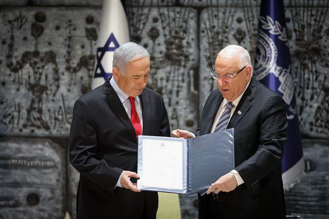 Tổng thống Israel Reuven Rivlin (phải) trao quyết định chỉ định Thủ tướng Benjamin Netanyahu thành lập Chính phủ, tại Jerusalem ngày 17/4/2019. (Nguồn: AFP/TTXVN) Tổng thống Israel đề nghị Quốc hội bầu thủ tướng mới để lập chính phủ ảnh 1
