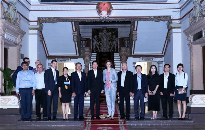 Ông Trần Vĩnh Tuyến, Phó Chủ tịch Ủy ban Nhân dân Thành phố Hồ Chí Minh, bà Mariana Kuhnel, Phó Tổng thư ký Phòng Kinh tế Liên bang Áo, cùng đoàn đại biểu Phòng Kinh tế Liên bang Áo. (Ảnh: Xuân Khu/TTXVN) Doanh nghiệp Áo muốn hợp tác với TPHCM về phát triển đô thị ảnh 1