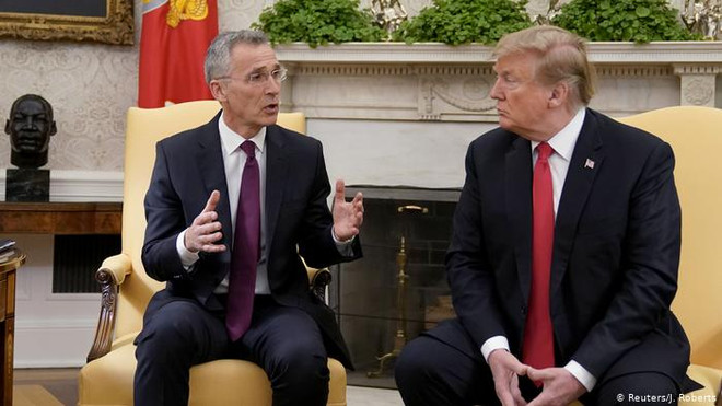 Tổng thống Mỹ Donald Trump (phải) thảo luận với Tổng Thư ký Tổ chức Hiệp ước Bắc Đại Tây Dương (NATO) Jens Stoltenberg. (Nguồn: Reuters) Tổng thống Mỹ Donald Trump sắp hội đàm với Tổng thư ký NATO ảnh 1