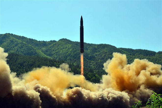 Vụ phóng tên lửa đạn đạo liên lục địa Hwasong-14 của Triều Tiên tại một địa điểm bí mật ngày 5/7/2017. (Nguồn: AFP/TTXVN) 'Biện pháp trừng phạt không thể buộc Triều Tiên từ bỏ vũ khí hạt nhân' ảnh 1