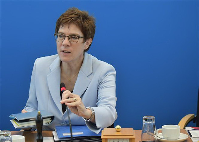 Đức: Chủ tịch CDU Kramp-Karrenbauer cảnh báo sẽ từ chức ảnh 1