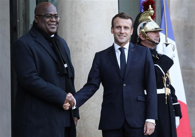 Tổng thống Pháp Emmanuel Macron (trái) và người đồng cấp Cộng hòa Dân chủ Congo Felix Tshisekedi (phải) tại một cuộc gặp ở Paris. (Nguồn: AFP/TTXVN) Pháp cam kết hỗ trợ quân sự cho Cộng hòa Dân chủ Congo ảnh 1