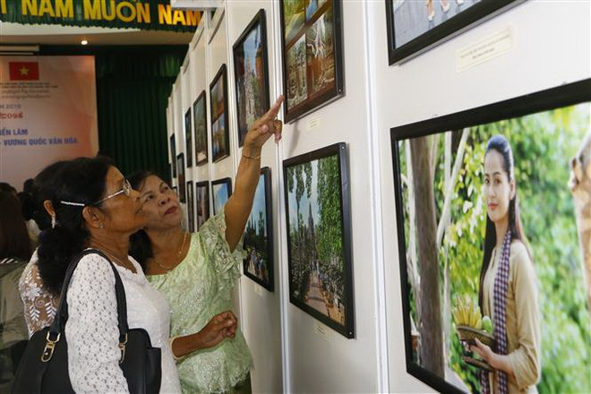 Khách tham quan triển lãm. (Ảnh: Thanh Liêm/TTXVN) Khai mạc Triển lãm 'Campuchia - Vương quốc văn hóa' tại Việt Nam ảnh 1