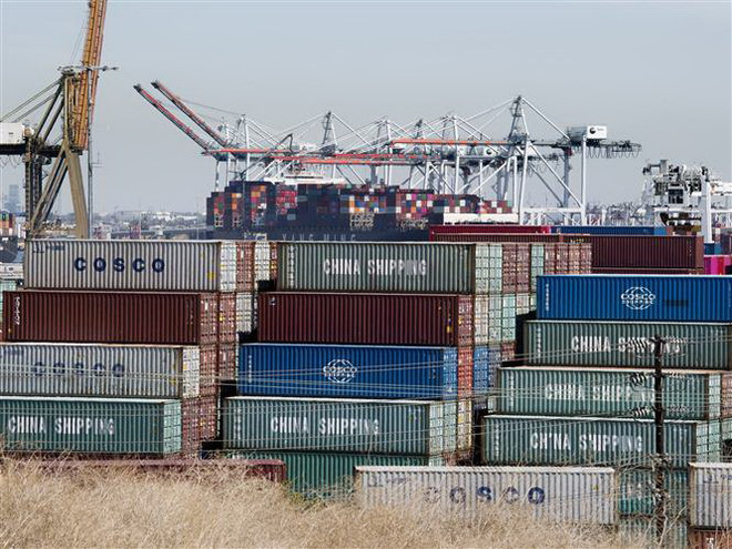 Hàng hóa từ Trung Quốc và các nước châu Á được xếp tại cảng Long Beach, California, Mỹ, ngày 14/9/2019. (Nguồn: AFP/TTXVN) Ông Trump khẳng định không vội ký thỏa thuận thương mại với Trung Quốc ảnh 1