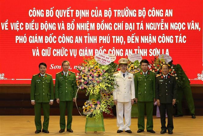 Ban Giám đốc Công an tỉnh Sơn La tặng hoa chúc mừng Đại tá Nguyễn Ngọc Vân. (Nguồn: TTXVN) Công bố quyết định điều động và bổ nhiệm Giám đốc Công an tỉnh Sơn La ảnh 1