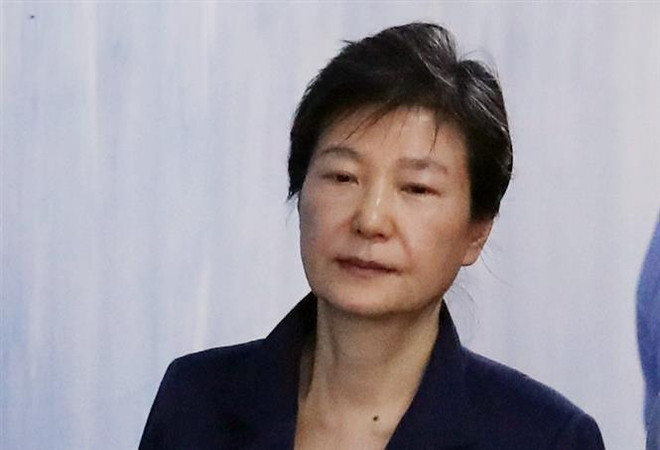 Cựu Tổng thống Hàn Quốc Park Geun-hye tới tòa án ở Seoul, Hàn Quốc. (Nguồn: Yonhap/TTXVN) Hàn Quốc: Tòa án yêu cầu xét xử lại cựu Tổng thống Park Geum-hye ảnh 1