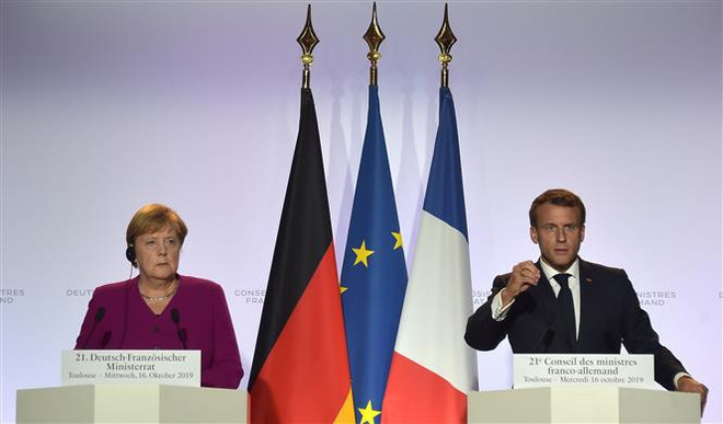 Tổng thống Pháp Emmanuel Macron (phải) và Thủ tướng Đức Angela Merkel trong cuộc họp báo chung tại Toulouse, Pháp, ngày 16/10/2019. (Nguồn: AFP/TTXVN) Brexit khiến người Đức có 'cuộc hôn nhân' không hạnh phúc với Pháp ảnh 1