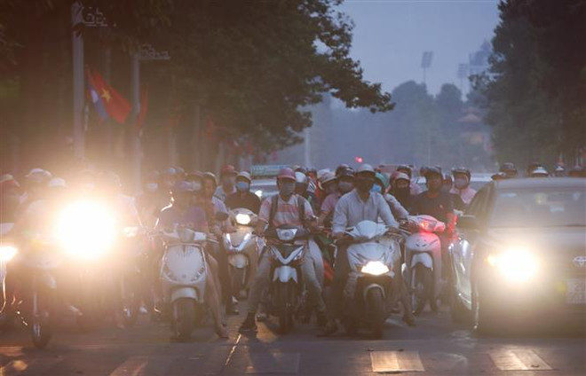 Nồng độ bụi mịn PM2.5 ở Hà Nội đang tăng theo từng giờ ảnh 1