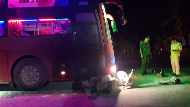 Xe ben và 2 xe khách rượt đuổi nhau vì bật đèn pha gây chói mắt ảnh 1