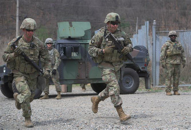 Binh sỹ Mỹ tham gia cuộc tập trận chung Mỹ-Hàn tại Pocheon, Hàn Quốc, ngày 16/4/2019. (Nguồn: AFP/TTXVN) Mỹ sẵn sàng bảo vệ Hàn Quốc trước 'bất kỳ cuộc tấn công nào' ảnh 1