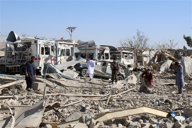 Hiện trường vụ đánh bom ở tỉnh Zabul, Afghanistan ngày 19/9/2019. (Nguồn: AFP/TTXVN) EU tăng gấp đôi viện trợ tài chính khẩn cấp cho Afghanistan ảnh 1