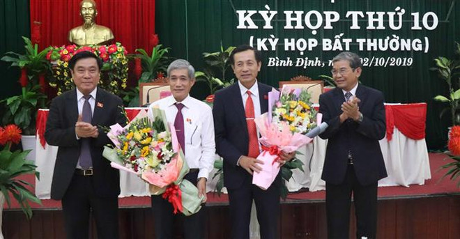 Ông Đoàn Văn Phi (thứ 2 từ phải qua) được bầu giữ chức Phó Chủ tịch Hội đồng nhân dân tỉnh Bình Định khóa XII. (Ảnh: Phạm Kha/TTXVN) Phê chuẩn kết quả bầu nhân sự HĐND hai tỉnh Sơn La, Bình Định ảnh 1
