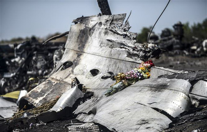 Xác máy bay MH17 của Hãng hàng không Malaysia Airlines bị bắn rơi gần làng Grabove, cách Donetsk, miền Đông Ukraine khoảng 80km, tháng 9/2014. (Nguồn: AFP/TTXVN) Vụ MH17: Cơ quan điều tra công bố một đoạn ghi âm "nhạy cảm" ảnh 1